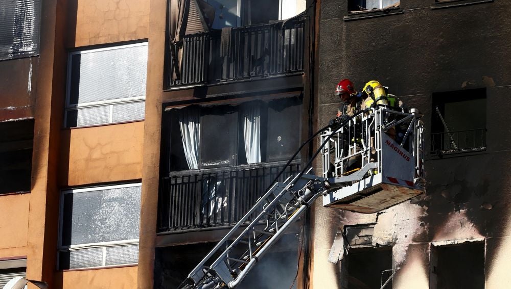 Los Bomberos han logrado controlar el incendio en un edificio de diez plantas en Badalona