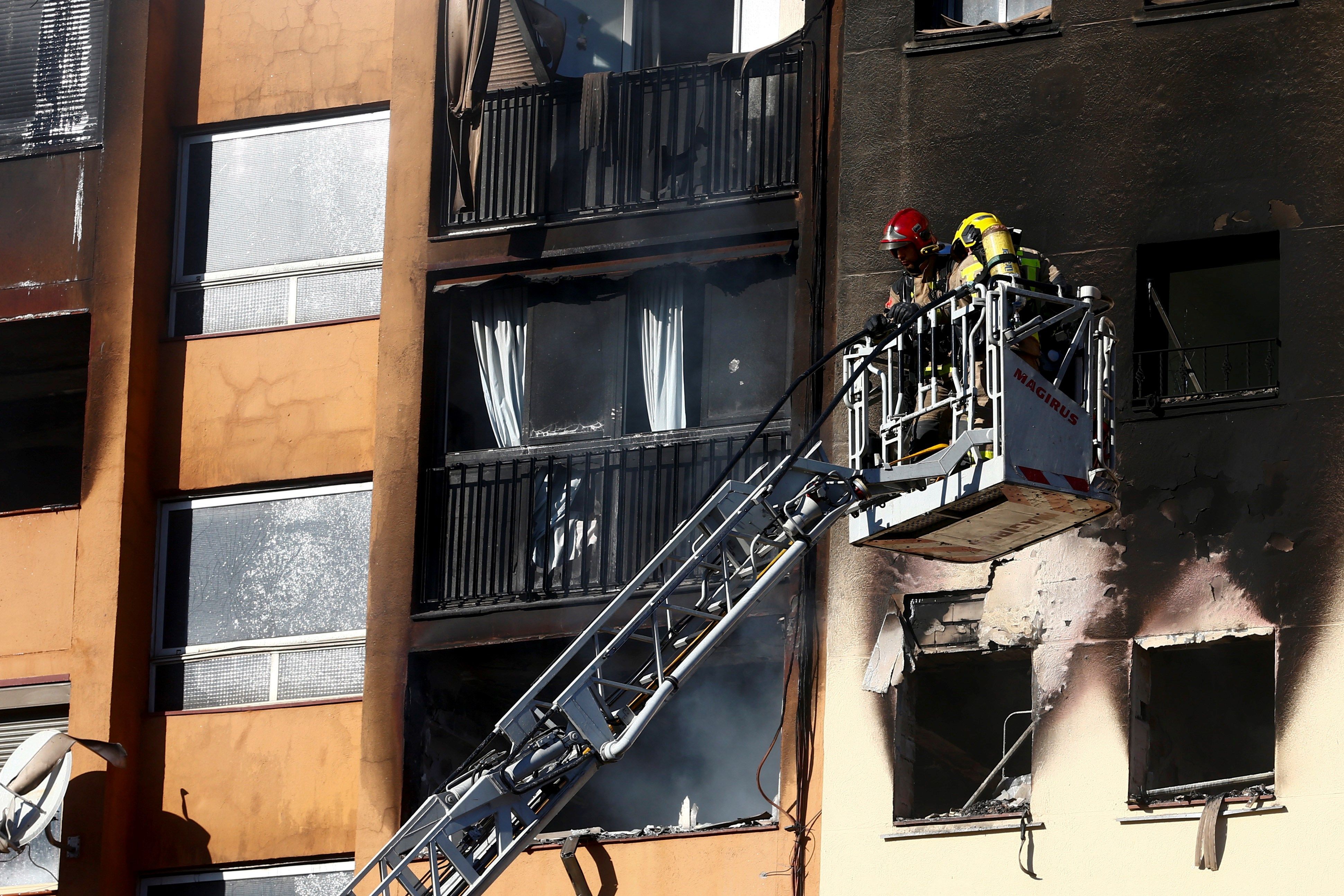 Tres muertos y una veintena de heridos en un incendio en un edificio de Badalona Tres muertos y una veintena de heridos en un incendio en un edificio de Badalona