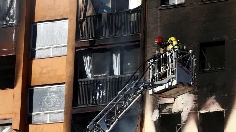 Los Bomberos han logrado controlar el incendio en un edificio de diez plantas en Badalona
