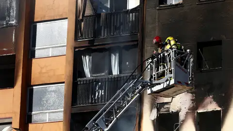 Los Bomberos han logrado controlar el incendio en un edificio de diez plantas en Badalona Los Bomberos han logrado controlar el incendio en un edificio de diez plantas en Badalona