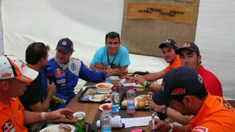 Darío Rodríguez (en el centro, de azul) junto a pilotos del Rally Dakar Darío Rodríguez (en el centro, de azul) junto a pilotos del Rally Dakar