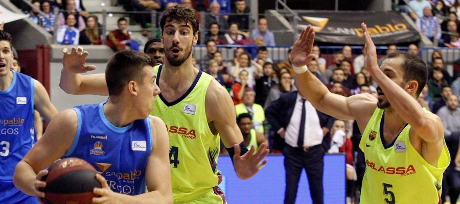 Ante Tomic defiende una acción ante el San Pablo Burgos Ante Tomic defiende una acción ante el San Pablo Burgos