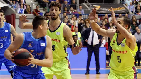 Ante Tomic defiende una acción ante el San Pablo Burgos Ante Tomic defiende una acción ante el San Pablo Burgos
