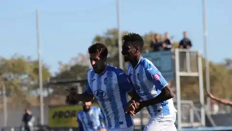 Alberto Villapalos y Nuha Marong Celebración gol