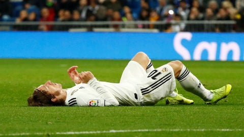 Luka Modric, tirado en el c&eacute;sped