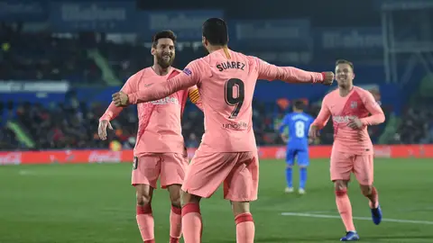 Messi y Luis Suárez celebran el gol del Barcelona Messi y Luis Suárez celebran el gol del Barcelona