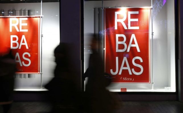 Los españoles se gastan 121 euros por persona en las rebajas Los españoles se gastan 121 euros por persona en las rebajas