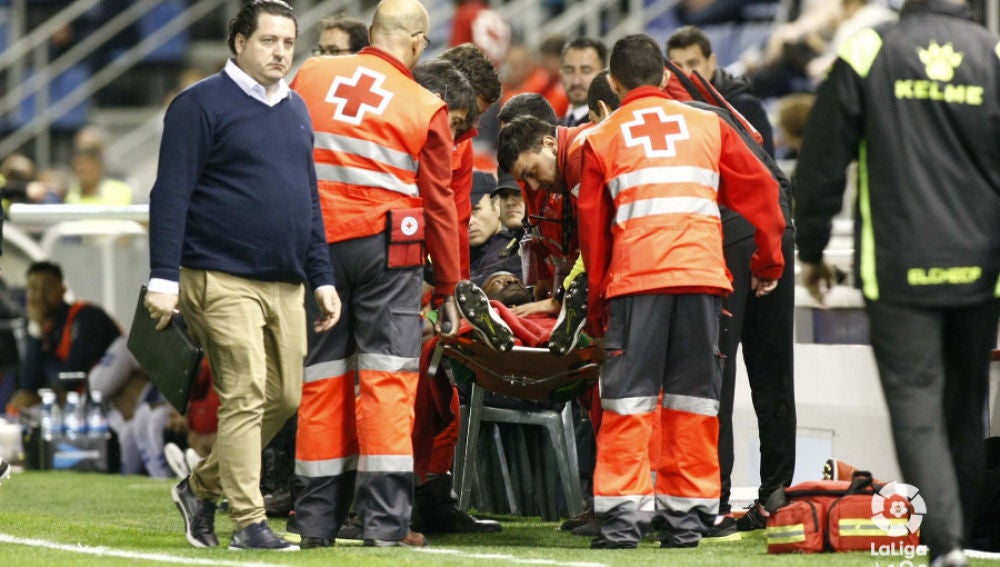 Neyder Lozano tuvo que abandonar el terreno de juego del Heliodoro Rodríguez López en camilla por una lesión en el aductor.