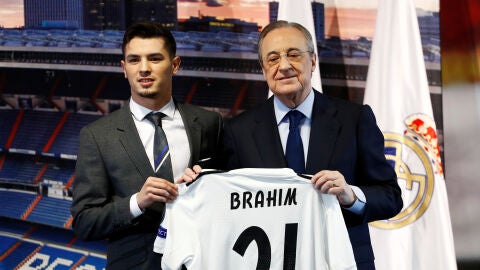 Brahim D&iacute;az y Florentino P&eacute;rez sostienen la camiseta con el '21' del jugador
