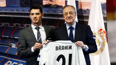 Brahim Díaz y Florentino Pérez sostienen la camiseta con el '21' del jugador Brahim Díaz y Florentino Pérez sostienen la camiseta con el '21' del jugador