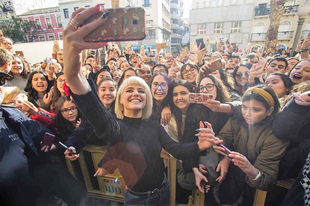 Elche, escenario de la primera firma de discos de la cantante ilicitana Alba Reche Elche, escenario de la primera firma de discos de la cantante ilicitana Alba Reche