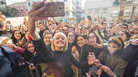 La cantante ilicitana Alba Reche en la Plaça de Baix La cantante ilicitana Alba Reche en la Plaça de Baix