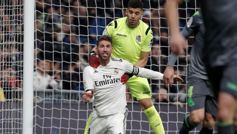 Sergio Ramos protesta una acción en el partido contra la Real Sociedad