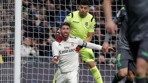 Sergio Ramos protesta una acci&oacute;n en el partido contra la Real Sociedad