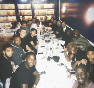 Wayne Hennessey, haciendo el saludo nazi al fondo de la imagen Wayne Hennessey, haciendo el saludo nazi al fondo de la imagen