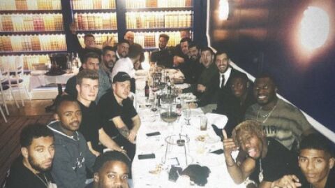 Wayne Hennessey, haciendo el saludo nazi al fondo de la imagen
