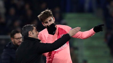 Gerard Piqu&eacute; y Ernesto Valverde dialogan durante el partido contra el Getafe