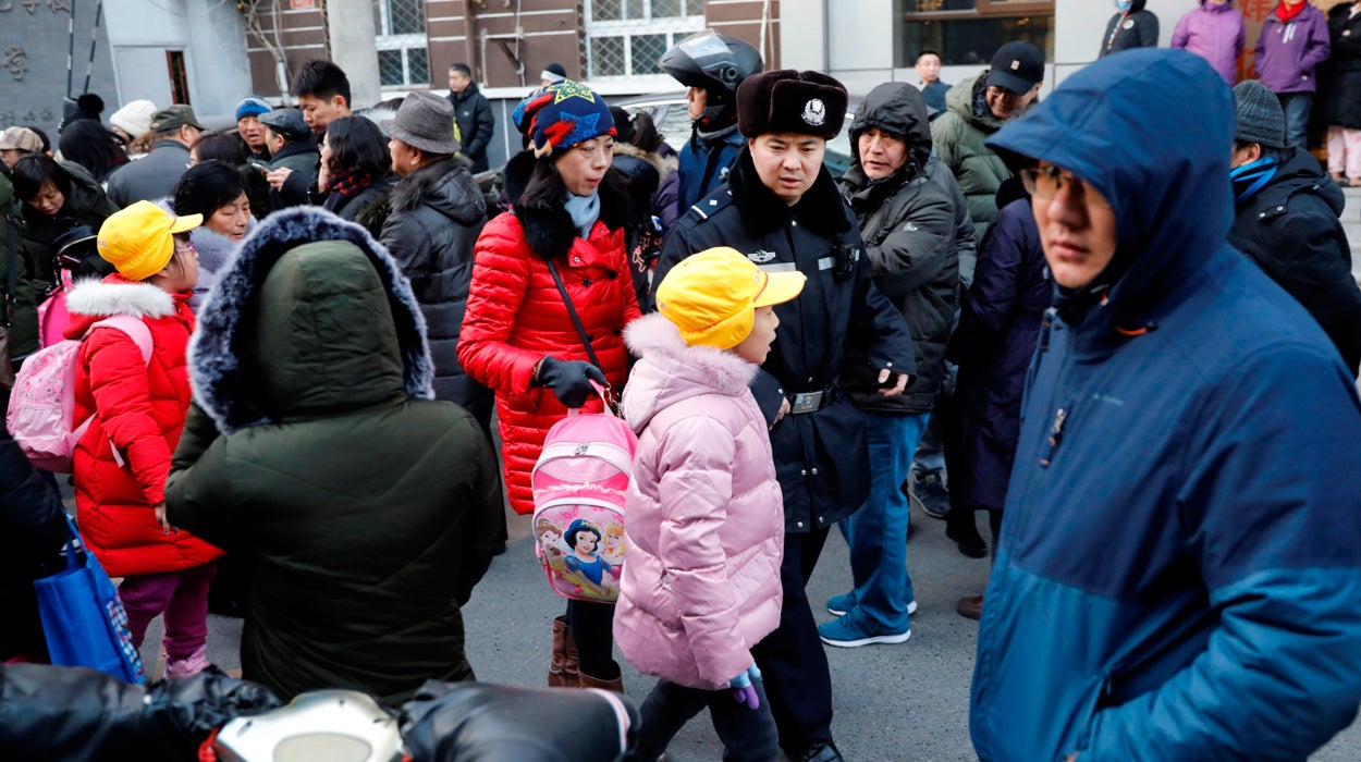 Veinte niños heridos en un ataque con un martillo en una escuela de Pekín Veinte niños heridos en un ataque con un martillo en una escuela de Pekín