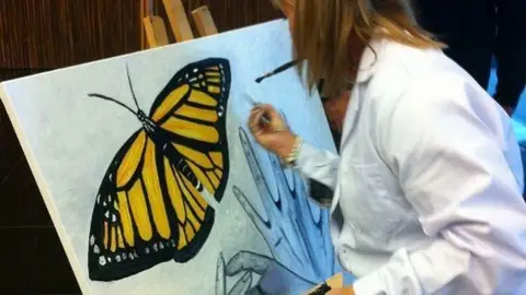 La pintora Inés Serná pintará un retrato de San Juan Evangelista para la Iglesia de Trevi en Roma La pintora Inés Serná pintará un retrato de San Juan Evangelista para la Iglesia de Trevi en Roma