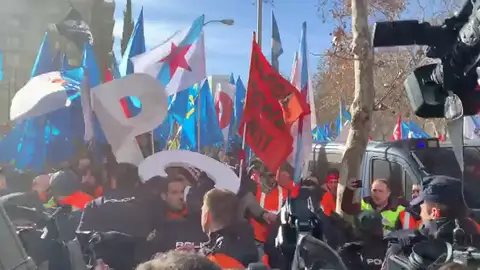 Un grupo de trabajadores de Alcoa intentan asaltar la sede del Ministerio de Industria Un grupo de trabajadores de Alcoa intentan asaltar la sede del Ministerio de Industria