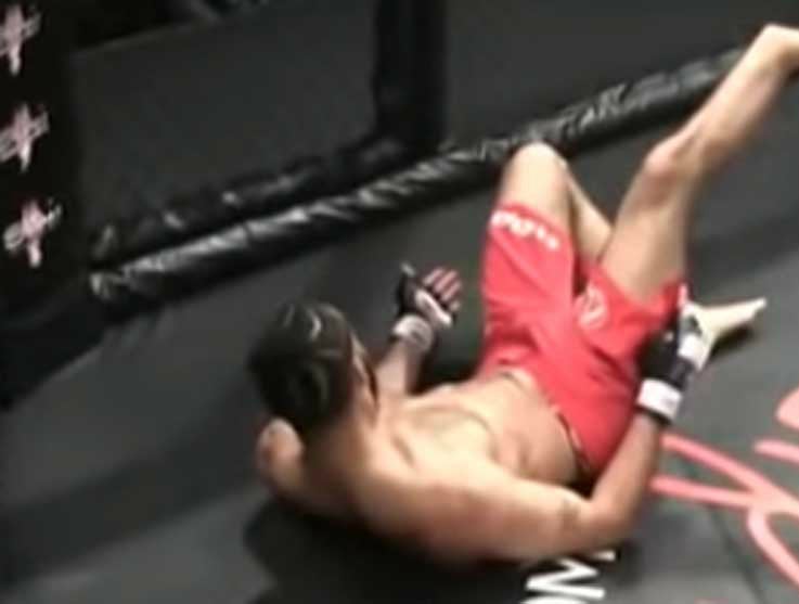 Terrible lesión en el MMA: se rompe la pierna con su propia patada Terrible lesión en el MMA: se rompe la pierna con su propia patada