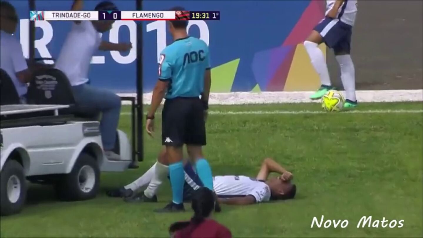 Un carrito de asistencia m&eacute;dica atropella a un jugador lesionado