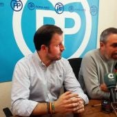 De izquierda a derecha, Pablo Ruz y Vicente Granero, concejales del PP en Elche