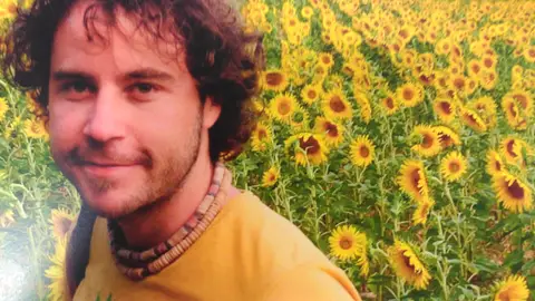 Borja Lázaro, fotógrafo vitoriano desaparecido hace 5 años. Concentración en apoyo a la familia de Borja Lazara