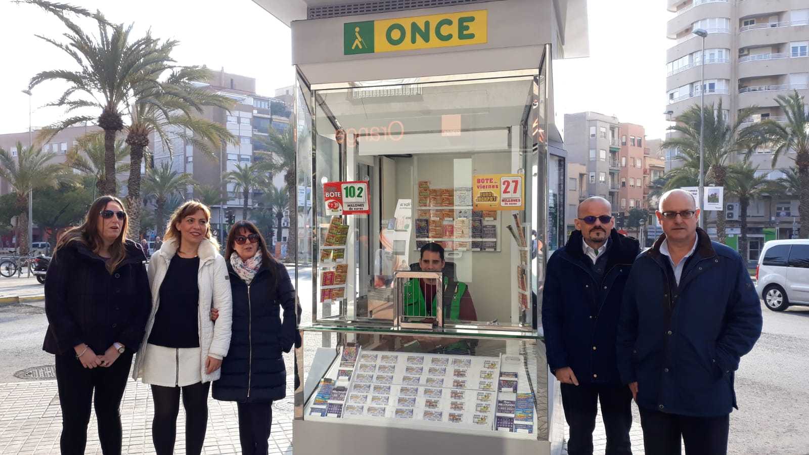 La ONCE comienza en Elche a renovar sus quioscos de venta La ONCE comienza en Elche a renovar sus quioscos de venta