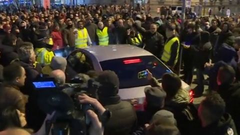 Taxistas cercando a un veh&iacute;culo VTC