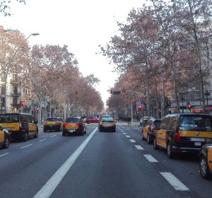 Taxistas bloquean la Gran Vía de Barcelona Taxistas bloquean la Gran Vía de Barcelona