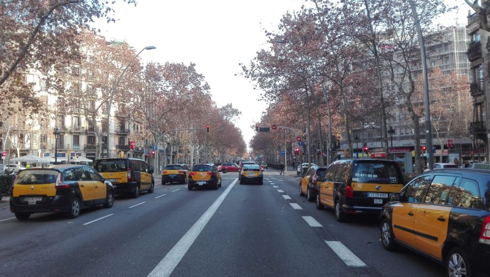  Taxistas bloquean la Gran Vía de Barcelona