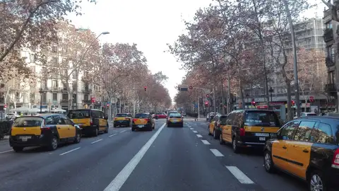 Taxistas bloquean la Gran Vía de Barcelona Taxistas bloquean la Gran Vía de Barcelona