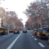  Taxistas bloquean la Gran Vía de Barcelona