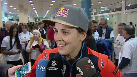 El espectacular recibimiento a Laia Sanz en el aeropuerto: "He hecho un muy buen resultado en el Dakar"
