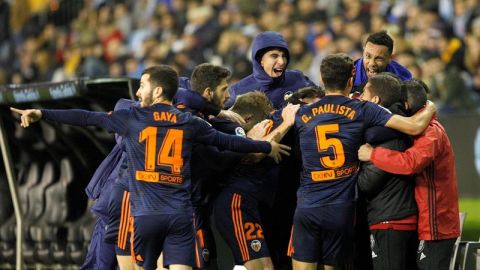 Los jugadores del Valencia celebran un gol de Rodrigo