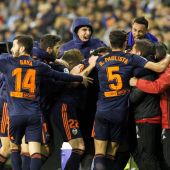  Los jugadores del Valencia celebran un gol de Rodrigo