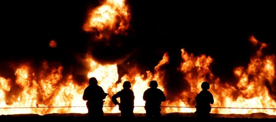 Los bomberos tratan de sofocar el fuego en Tlahuelilpan, México Los bomberos tratan de sofocar el fuego en Tlahuelilpan, México