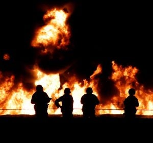 Los bomberos tratan de sofocar el fuego en Tlahuelilpan, México Los bomberos tratan de sofocar el fuego en Tlahuelilpan, México