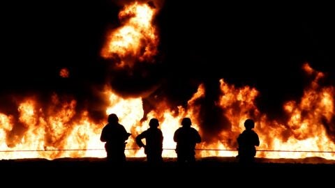 Los bomberos tratan de sofocar el fuego en Tlahuelilpan, M&eacute;xico