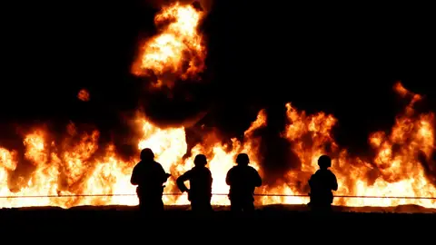 Los bomberos tratan de sofocar el fuego en Tlahuelilpan, México Los bomberos tratan de sofocar el fuego en Tlahuelilpan, México