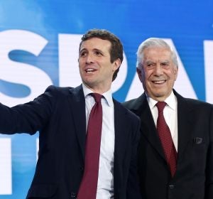 Mario Vargas Llosa junto a Pablo Casado en la convención nacional del PP Mario Vargas Llosa junto a Pablo Casado en la convención nacional del PP