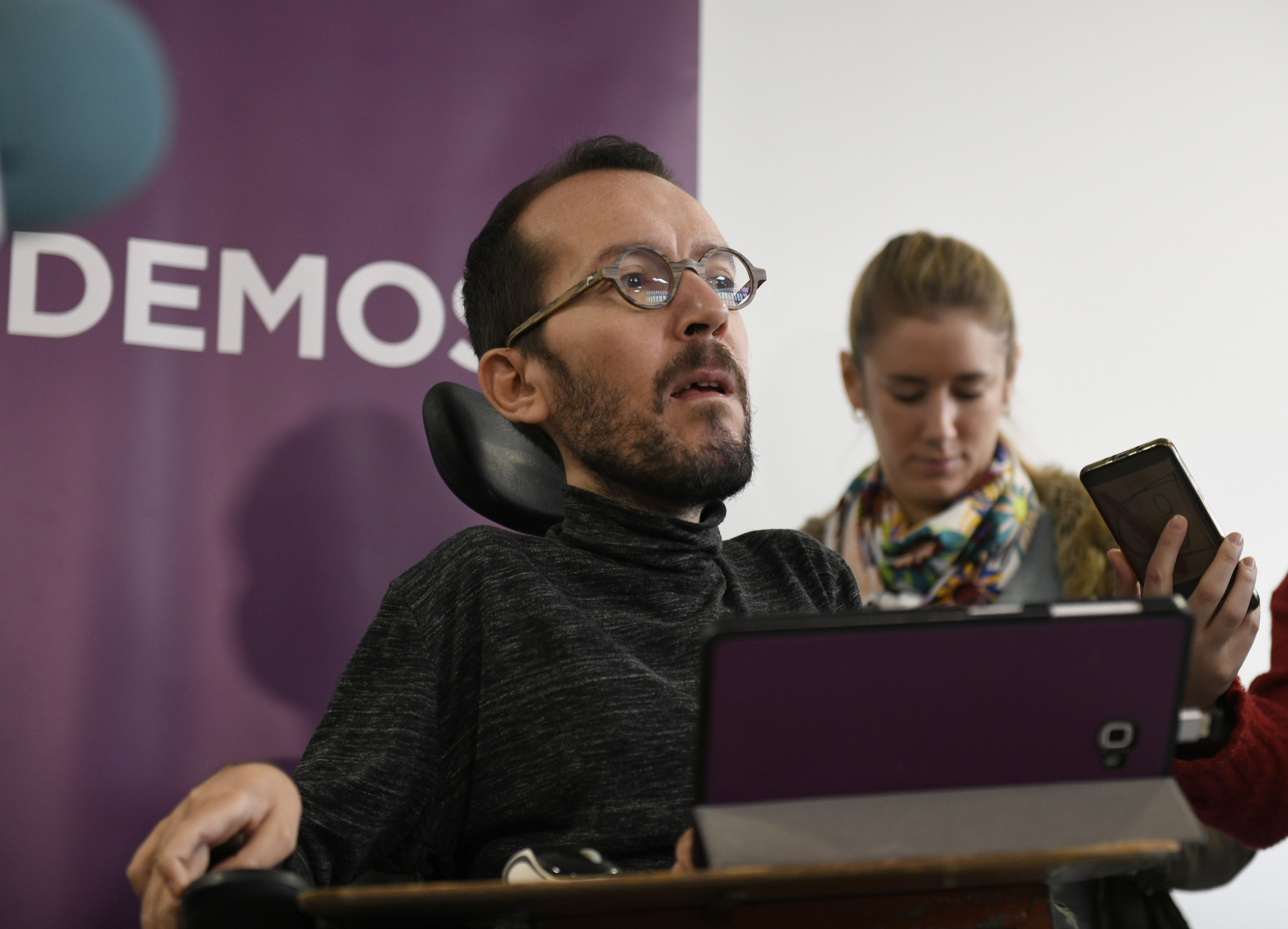 Echenique pide "pasar página" ante la crisis en Podemos abierta por Errejón Echenique pide "pasar página" ante la crisis en Podemos abierta por Errejón