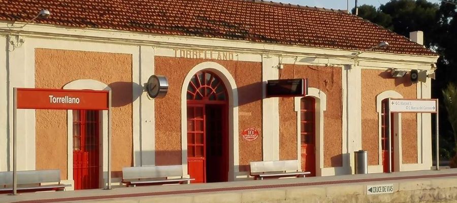Estación de Renfe en la pedanía de Torrellano de Elche Estación de Renfe en la pedanía de Torrellano de Elche
