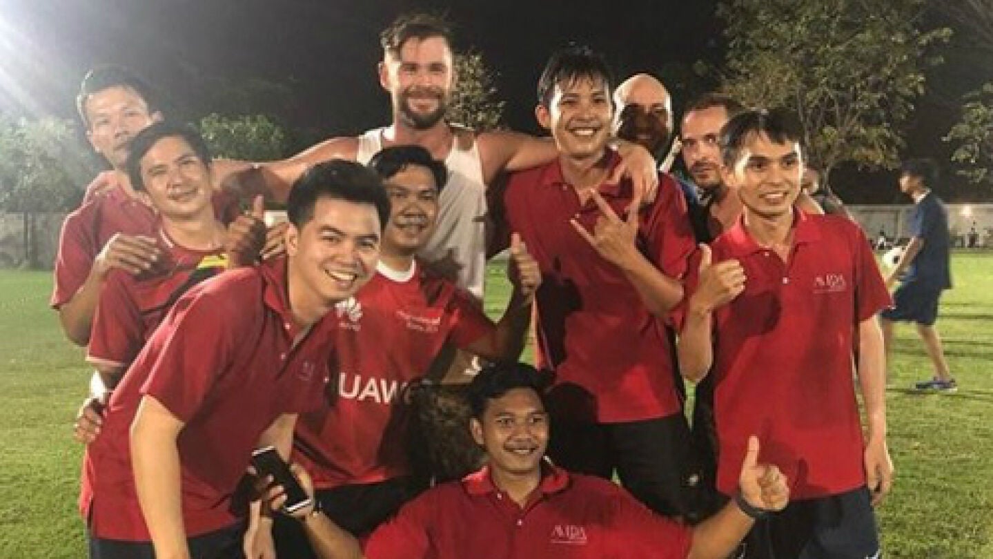 Chris Hemsworth, en un partido de f&uacute;tbol