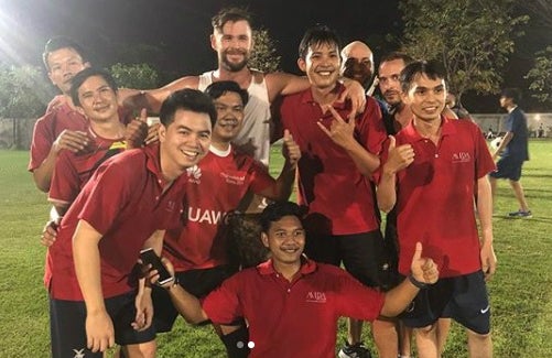 "Pelé, Maradona, Messi... Hemsworth": el todopoderoso Thor demuestra sus dotes jugando al fútbol "Pelé, Maradona, Messi... Hemsworth": el todopoderoso Thor demuestra sus dotes jugando al fútbol