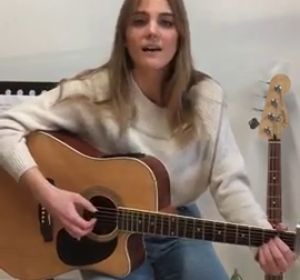 'Neva' dedica su single 'Menos mal que aún no te quiero' a Noticias fin de semana 'Neva' dedica su single 'Menos mal que aún no te quiero' a Noticias fin de semana