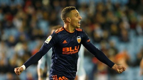 Rodrigo celebra su gol con el Valencia