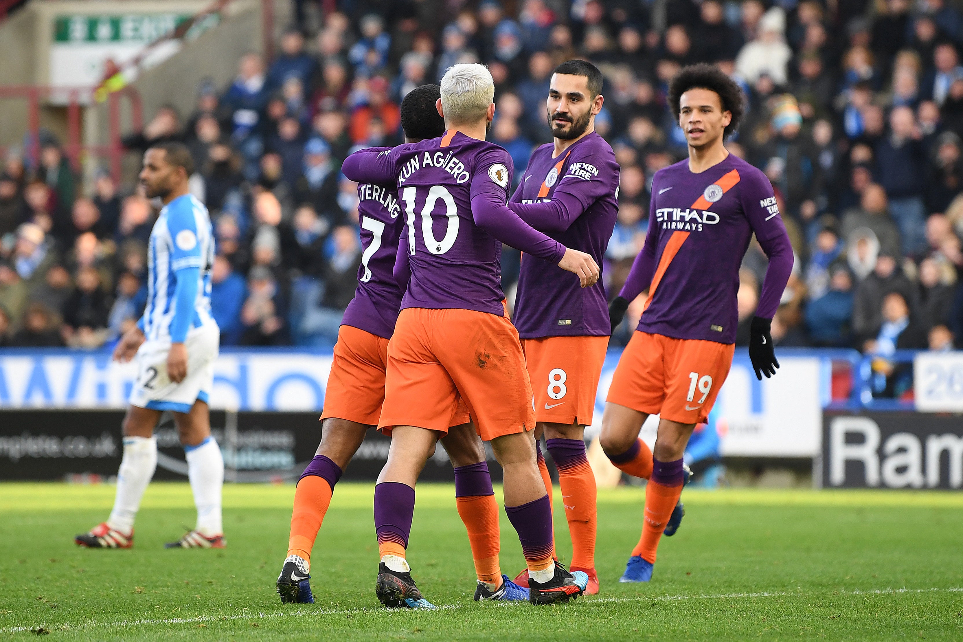El Manchester City golea al Huddersfield y sigue al acecho del Liverpool El Manchester City golea al Huddersfield y sigue al acecho del Liverpool