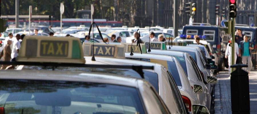 Imagen de archivo de decenas de taxistas en Madrid en una jornada de huelga Imagen de archivo de decenas de taxistas en Madrid en una jornada de huelga